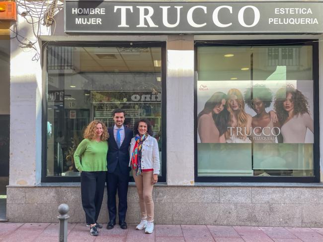 El alcalde, Alejandro Navarro, visitando Trucco, junto a sus propietarias, Pili Juan y Elena García