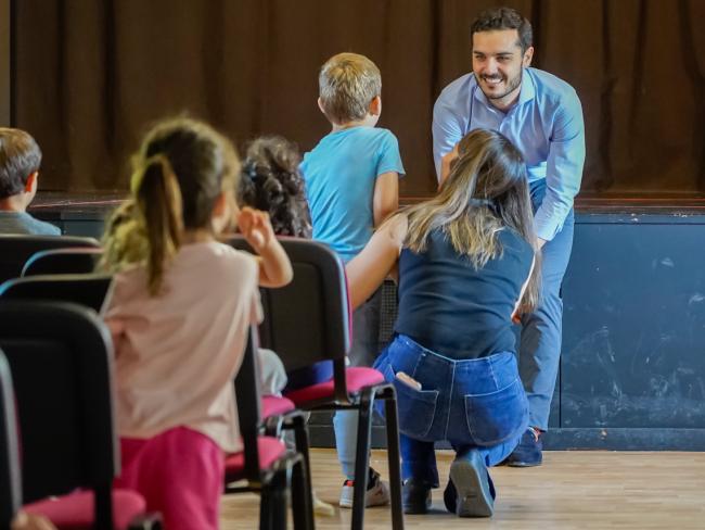 El alcalde, Alejandro Navarro, respondiendo a las preguntas de los pequeños que han hecho uso de su originalidad y han mostrado cómo de particular ven el mundo a través de su curioso interrogatorio 