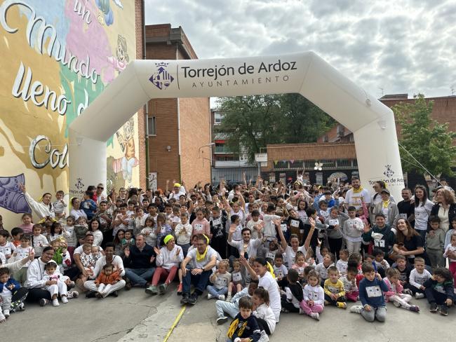 El alcalde, Alejandro Navarro y el concejal de Bienestar, Educación e Inmigración, Rubén Martínez, con todos los alumnos participantes en la iniciativa solidaria 