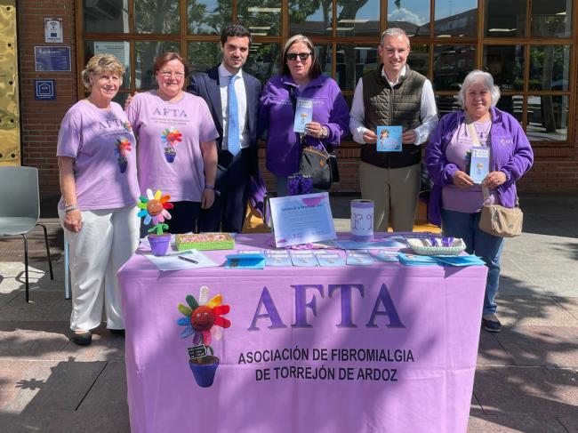 El alcalde, Alejandro Navarro Prieto, y el concejal de Bienestar, Educación e Inmigración, Rubén Martínez, acompañados por la presidenta en funciones de la entidad, Pilar Cendejas, y otros componentes de AFTA