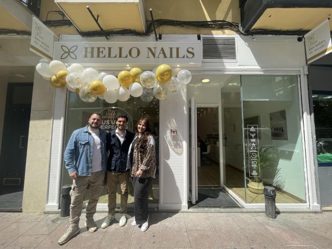 El alcalde, Alejandro Navarro, visitando Hello Nails, junto a sus gerentes, Lorena López y Christian Sánchez