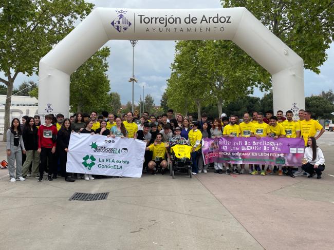 El alcalde, Alejandro Navarro, y el concejal de Educación, Bienestar e Inmigración, Rubén Martínez, con todos los participantes y colaboradores en la Carrera