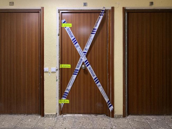 Imagen de la puerta de la vivienda cuya cerradura fue forzada para cometer un robo que fue frustrado, ya que huyeron al percatarse de la presencia policial