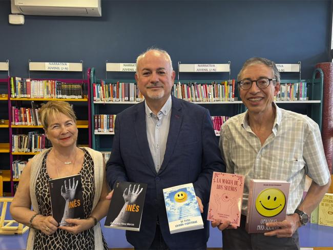 El concejal de Cultura, José Antonio Moreno, con los autores locales