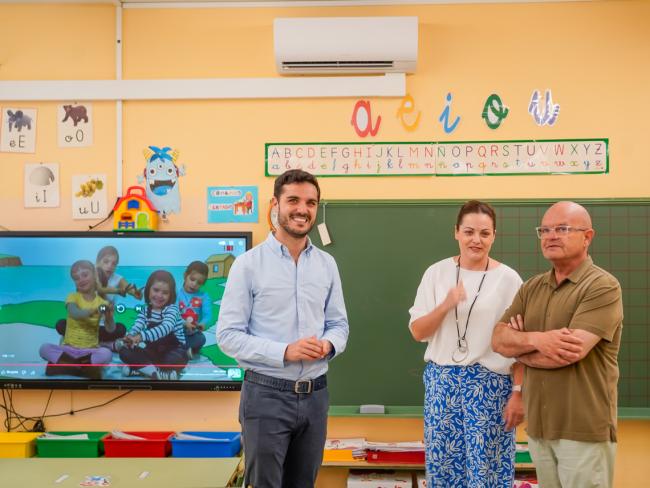 El alcalde, Alejandro Navarro Prieto, y el concejal de Limpieza Urbana, Administración y Contratación, Valeriano Díaz, han supervisado el resultado de la instalación del aire acondicionado en el Colegio público Uno de Mayo, acompañados por la directora del centro, Cristina Pascual