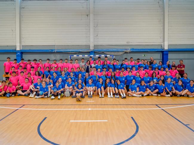 El alcalde, Alejandro Navarro, y la concejala de Turismo, junto a los integrantes del Club Balonmano Torrejón