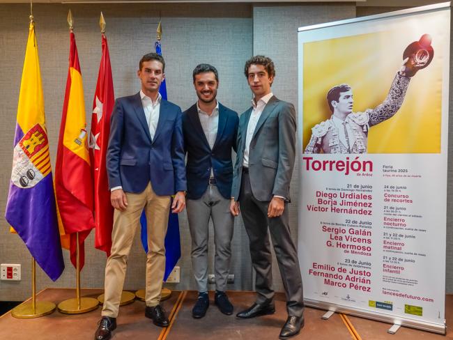 El alcalde, Alejandro Navarro, con los diestros, Víctor Hernández y Fernando Adrián