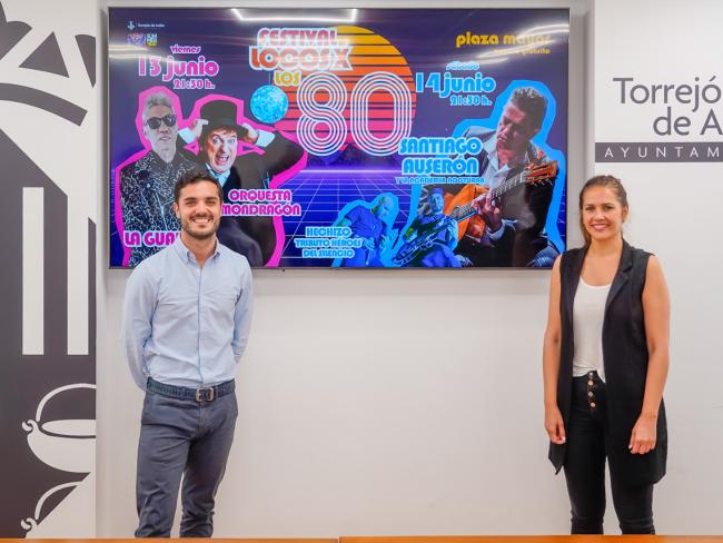 El alcalde de Torrejón de Ardoz, Alejandro Navarro Prieto, junto a la concejala de Igualdad y Festejos, María Eugenia Gil, presentando la iniciativa musical