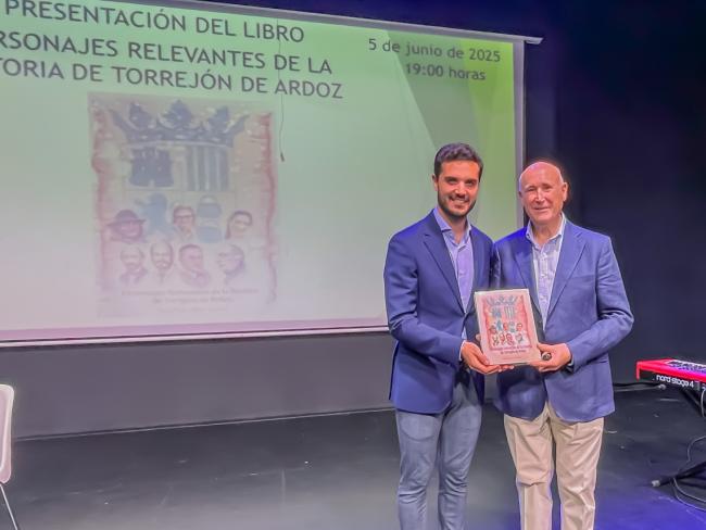 El alcalde, Alejandro Navarro, con José María Merino, en la presentación de su libro “Personajes relevantes de la historia de Torrejón”
