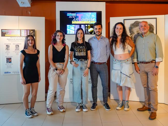El alcalde, Alejandro Navarro, y el concejal de Cultura, José Antonio Moreno, con cuatro de las artistas que exponen en “New ARTorrejón, nuevas expresiones, nuevos creadores” Sara Marcos, Noelia Menéndez, Sara Palacios y Marta Astilleros 