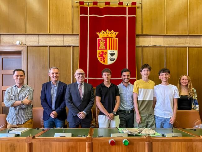 El alcalde Alejandro Navarro concejal de Educación, Bienestar e Inmigración, Rubén Martínez; el director del centro educativo, David Puerta, el jefe de Estudios: Diego Carcelén y la profesora de Historia, Victoria Martín, con los estudiantes, Víctor Bellón, Javier González y Alejandro Hernández