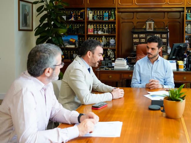 El alcalde, Alejandro Navarro, y el director General de Atención al Mayor y Dependencia de la Comunidad de Madrid, Óscar Álvarez en el despacho del regidor torrejonero, donde abordaron las iniciativas puestas en marcha para la mejora de la calidad de vida de los mayores de la ciudad 