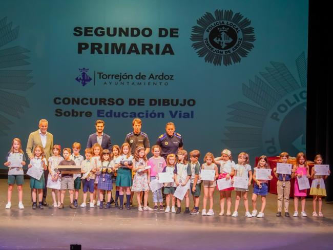 El alcalde, Alejandro Navarro y el concejal de Seguridad, Alberto Cantalejo con los alumnos premiados de 2º de Primaria
