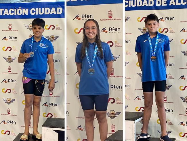 Diego Pérez, Leonor Cuerva y Petru Cornel, medallistas del CD Natación en el campeonato de Madrid de categoría alevín