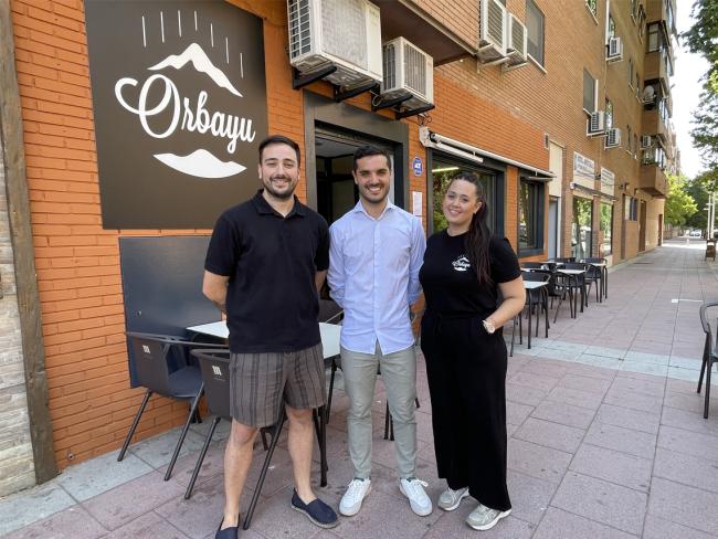 El alcalde, Alejandro Navarro, visitando Orbayu, junto a sus gerentes, Aser y Sara 