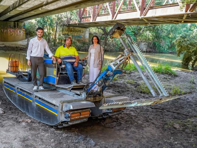 El alcalde, Alejandro Navarro Prieto, y la concejala de Medio Ambiente, Esperanza Fernández de Mesa, visitando la zona fluvial donde está trabajando el barco anfibio
