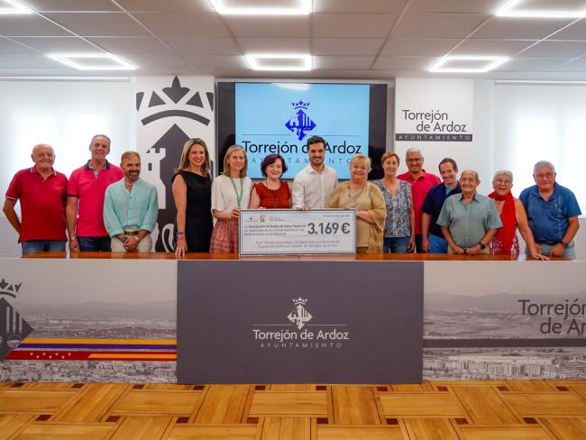 La Asociación BailArte Torrejón de Ardoz ha donado un cheque por importe de 3.169 euros a la Asociación Española Contra el Cáncer de la ciudad 