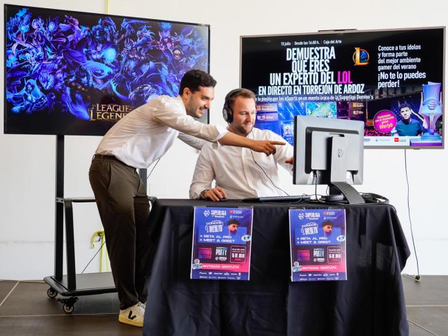 El alcalde, Alejandro Navarro, y el concejal de Juventud, Urbanismo y Vivienda, Víctor Miranda presentando la iniciativa 