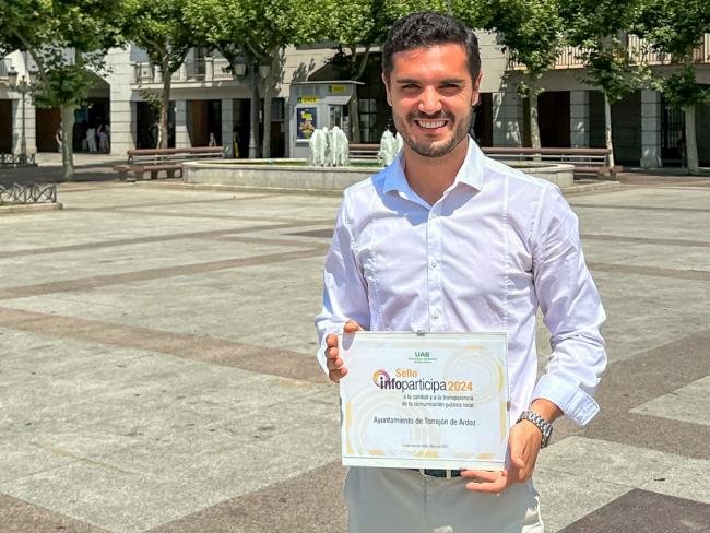 El alcalde, Alejandro Navarro, con el Sello Infoparticipa que acredita al Ayuntamiento de Torrejón de Ardoz como uno de los más transparentes de España