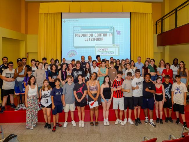 El alcalde, Alejandro Navarro Prieto, el concejal de Seguridad, Alberto Cantalejo, el edil de Educación, Bienestar e Inmigración, Rubén Martínez, y el comisario principal de la Policía Local, Miguel Parra, con los formadores y alumnos mediadores