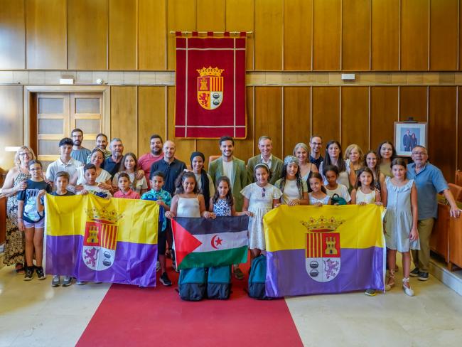 El Salón de Plenos del Ayuntamiento fue el lugar elegido para la recepción a los niños saharauis del programa “Vacaciones en Paz” y a las familias que les acogen
