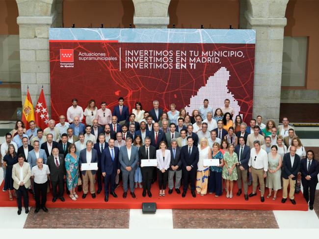 El alcalde, Alejandro Navarro, junto al resto de regidores y el consejero de Presidencia, Justicia y Administración Local, Miguel Ángel García Martín, durante la presentación de las actuaciones supramunicipales del Programa de Inversión Regional (PIR), que dotará de nuevas infraestructuras a 128 municipios de la Comunidad de Madrid