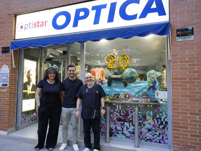 El alcalde, Alejandro Navarro, visitando Optistar, junto a su gerente, Antonio Fernández, y la empleada del centro, Eva María Miguel 