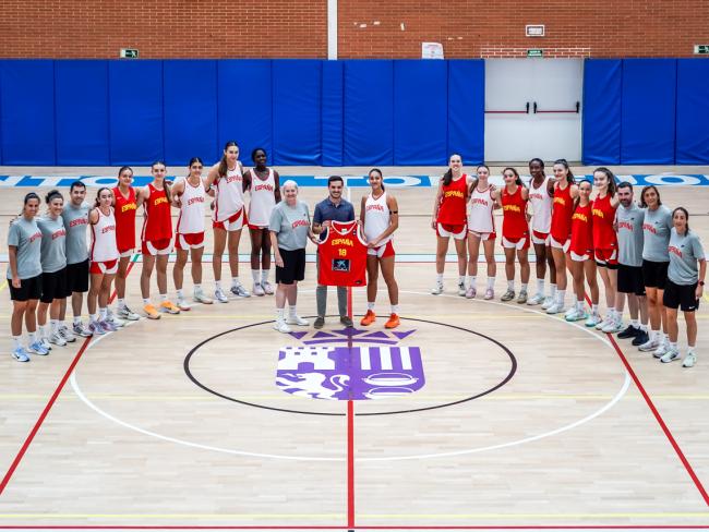 El alcalde de Torrejón de Ardoz, Alejandro Navarro, junto a las jugadoras y cuerpo técnico de la selección española de baloncesto sub-16 femenina