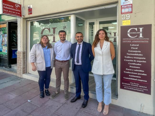 El alcalde, Alejandro Navarro, junto a Claudiu Ispas y dos de las trabajadoras de la gestoría