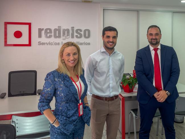 El alcalde, Alejandro Navarro, junto a Néstor Corbo y Victoria López, gerentes de Redpiso en Torrejón de Ardoz