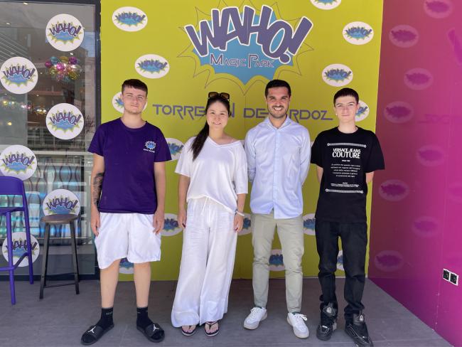 El alcalde, Alejandro Navarro, con los responsables de Magic Waho Park