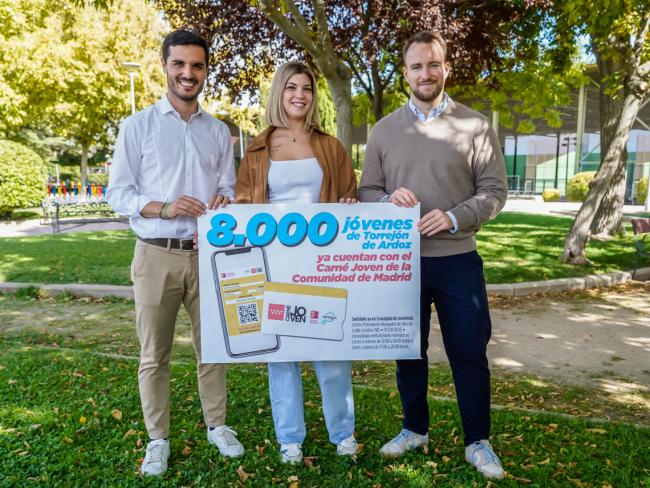 El alcalde, Alejandro Navarro Prieto, y el concejal de Juventud, Vivienda y Urbanismo, Víctor Miranda, con Laura Martín, la usuaria número 8.000 del Carné Joven de la Comunidad de Madrid 