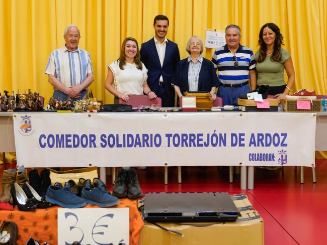 El alcalde, Alejandro Navarro Prieto, acompañado por la presidenta de la Asociación Comedor Solidario, Fuensanta Meléndez, la directora, Margarita Villa; la coordinadora, Alicia Díaz y los miembros de la Junta Directiva, José Manuel Márquez y Bernardo García, visitando la iniciativa 