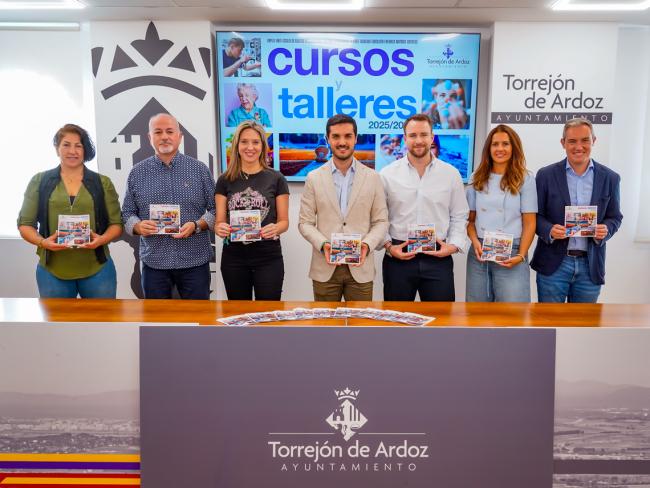 El alcalde, Alejandro Navarro, acompañado por el concejal de Juventud, Víctor Miranda, la edil de Igualdad, María Eugenia Gil, el concejal de Educación, Rubén Martínez, la edil de Mayores, Ana Verónica González, el concejal de Cultura, José Antonio Moreno y la edil de Turismo, Mirian Gutiérrez, presentando la nueva oferta formativa de cursos y talleres