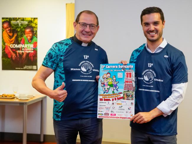 El Padre Víctor y el alcalde, Alejandro Navarro Prieto, presentando la iniciativa