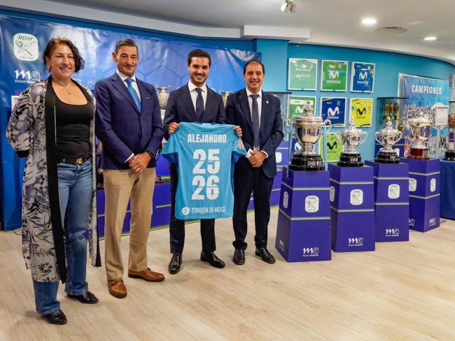 De izquierda a derecha: Miriam Gutiérrez, concejala de Turismo, José Manuel Saorín, presidente de Movistar Inter, Alejandro Navarro, alcalde de Torrejón de Ardoz, y José Carlos Delgado, director general de Movistar Inter