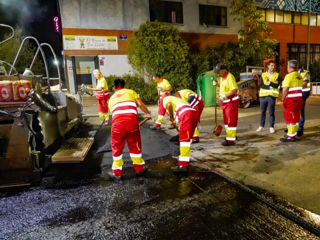 El alcalde, Alejandro Navarro Prieto, ha supervisado los trabajos de asfaltado en la avenida de las Estaciones