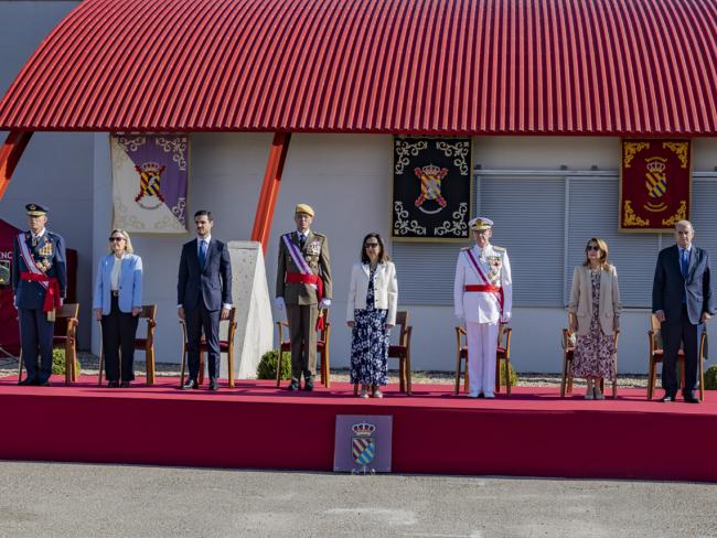 El alcalde, Alejandro Navarro, en la tribuna presidencial, con la ministra de Defensa, Margarita Robles, el Jefe del Estado Mayor de la Defensa, almirante general Teodoro Esteban López Calderón, y otras autoridades