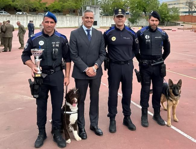 El concejal de Seguridad, Alberto Cantalejo, junto al comisario principal de la Policía Local de Torrejón de Ardoz, Miguel Parra, y agentes de la Unidad Canina con sus perros en la Carrera de Guías Caninos