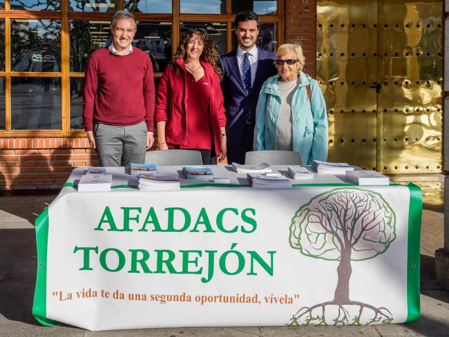 El alcalde, Alejandro Navarro Prieto, y el concejal de Bienestar, Educación e Inmigración, Rubén Martínez, visitando la mesa informativa