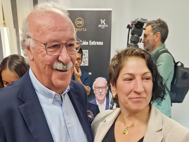 Miriam Gutiérrez junto a Vicente del Bosque