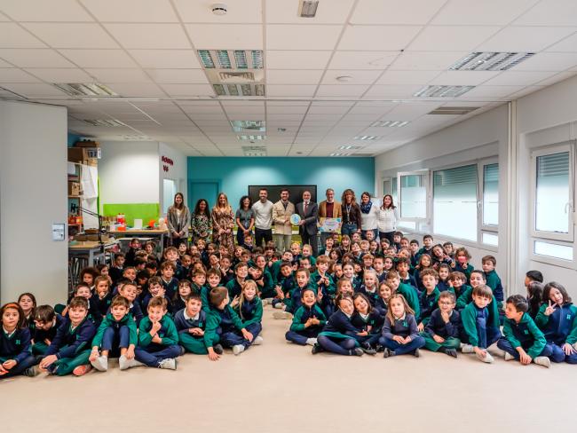 El alcalde, Alejandro Navarro Prieto, y el concejal de Educación, Bienestar e Inmigración, Rubén Martínez, con los alumnos participantes en el proyecto