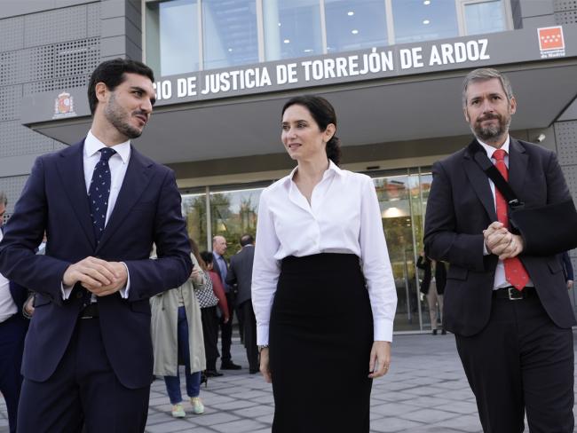 La presidenta de la Comunidad de Madrid, Isabel Díaz Ayuso, junto al alcalde, Alejandro Navarro Prieto, y Miguel Angel García Martín, consejero de Presidencia, Justicia y Administración Local, en el Palacio de Justicia de Torrejón de Ardoz