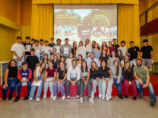 El alcalde, Alejandro Navarro, y el concejal de Urbanismo, Vivienda y Juventud, Víctor Miranda, en el Centro Polivalente Abogados de Atocha, con los jóvenes que han participado en el curso de “Premonitores de ocio y tiempo libre” 