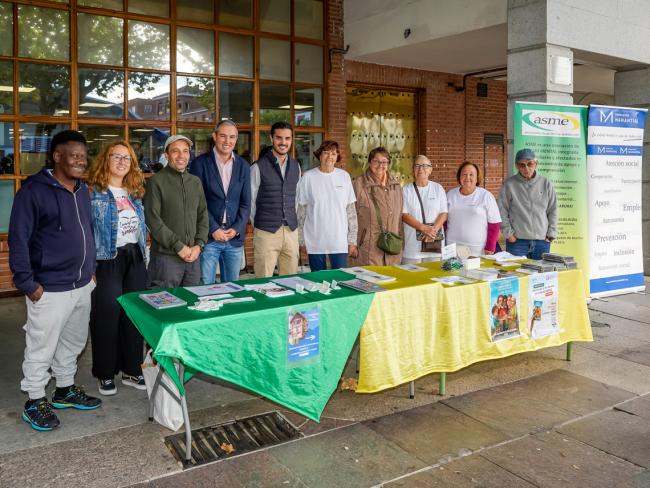El alcalde, Alejandro Navarro Prieto y el concejal de Bienestar, Educación e Inmigración, Rubén Martínez, visitando la mesa informativa de ASME