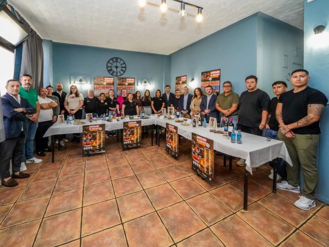 El alcalde, Alejandro Navarro Prieto, presentando la XVI edición de la Ruta de la Tapa por la Ciudad de Torrejón de Ardoz “Torrejón se desTapa” junto al delegado de Estrella Galicia en Madrid, Carlos Román, y los representantes de los establecimientos participantes en esta exitosa iniciativa
