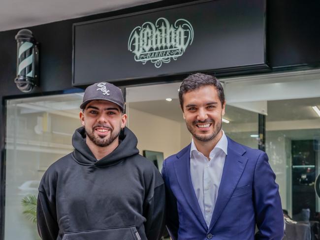 El alcalde, Alejandro Navarro, junto a Luis Manuel Aljarilla, gerente de Uchiha Barber