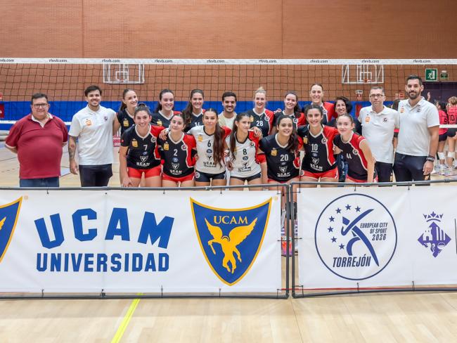 El alcalde, Alejandro Navarro, apoyó al equipo femenino del Club Voleibol Torrejón de Superliga 2, en su primer partido en casa esta temporada