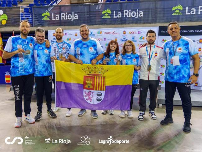 Deportistas del Club Karate Torrejón de Ardoz Tomás Herrero que participaron en la I Copa de España Internacional de Parakarate, junto a Tomás Herrero, a la derecha de la imagen