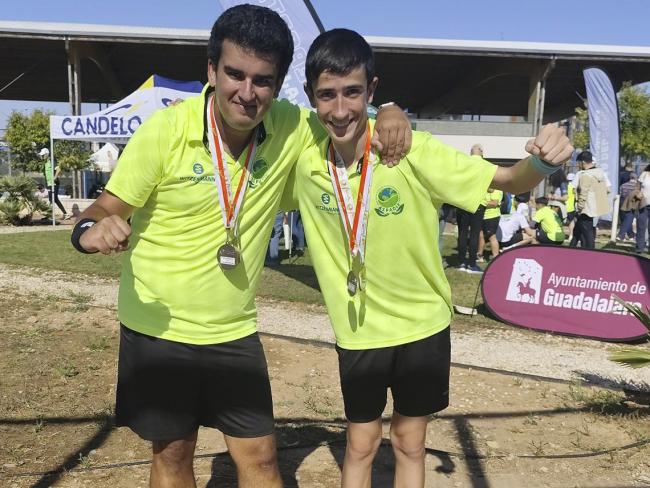 Oliver Román, a la derecha de la imagen, junto a su compañero de equipo, Álvaro Cuadros